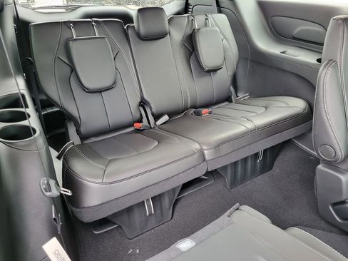 New 2026 Chrysler Pacifica Select w/ S Appearance Package image 18