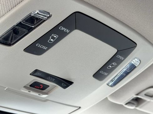 Certified 2025 Toyota Sienna LE FWD image 29