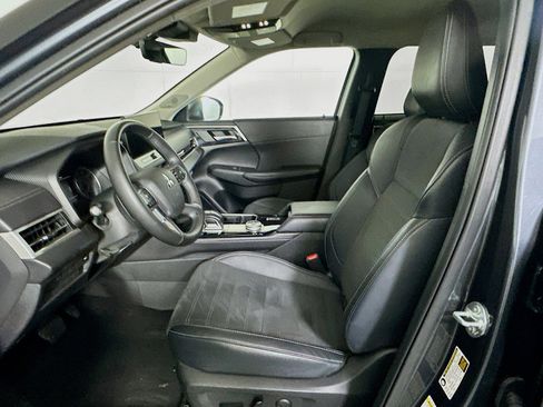Used 2025 Mitsubishi Outlander SE image 13