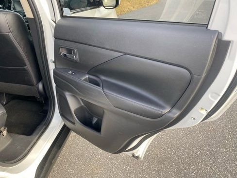 Used 2018 Mitsubishi Outlander SEL image 28