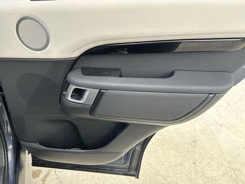 Used 2025 Land Rover Discovery S image 36
