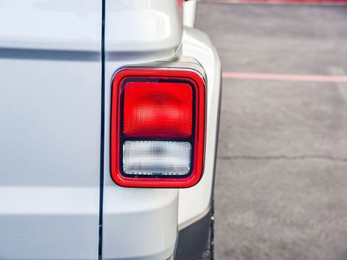 Used 2023 Jeep Gladiator Sport image 8