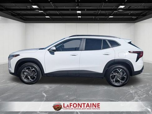 Used 2025 Chevrolet Trax LT FWD image 2