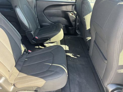 Used 2024 Chrysler Pacifica Touring image 10