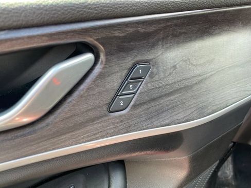 Used 2023 Jeep Grand Cherokee Limited AWD/4WD image 16