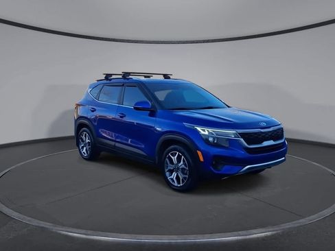 Used 2021 Kia Seltos EX image 2