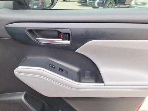 Used 2022 Toyota Highlander XLE FWD image 35