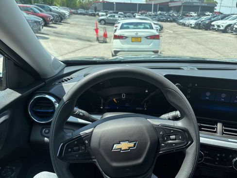 Used 2025 Chevrolet Trax LT FWD image 29