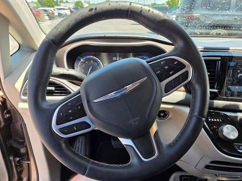 Used 2017 Chrysler Pacifica Touring-L Plus FWD image 3