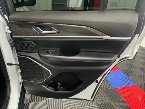 Used 2023 Jeep Grand Cherokee 4WD 4xe image 15