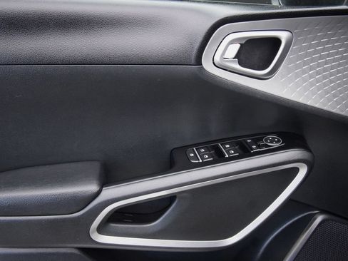 Used 2025 Kia Soul LX w/ LX Technology Package FWD image 25
