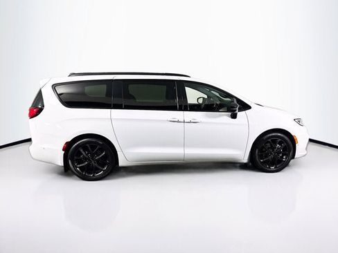 Used 2024 Chrysler Pacifica Touring-L w/ S Appearance Package image 4