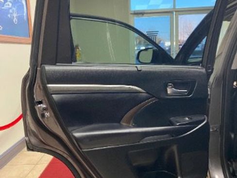 Used 2019 Toyota Highlander Limited FWD image 14