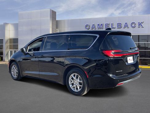 Used 2024 Chrysler Pacifica Touring-L image 4