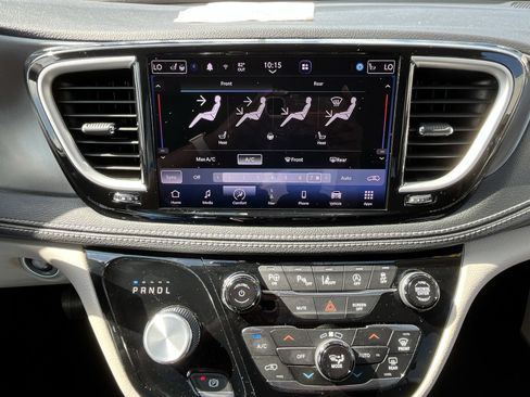 Used 2022 Chrysler Pacifica Touring-L w/ Uconnect Theater Family Group FWD image 23