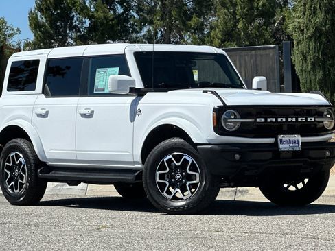 Used 2025 Ford Bronco Outer Banks AWD/4WD image 2