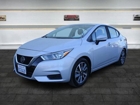 Used 2020 Nissan Versa SV image 3