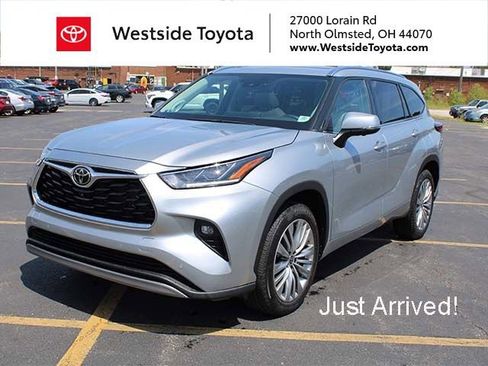 Used 2023 Toyota Highlander Platinum FWD image 1