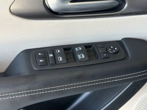 Used 2024 Chrysler Pacifica Limited FWD image 12