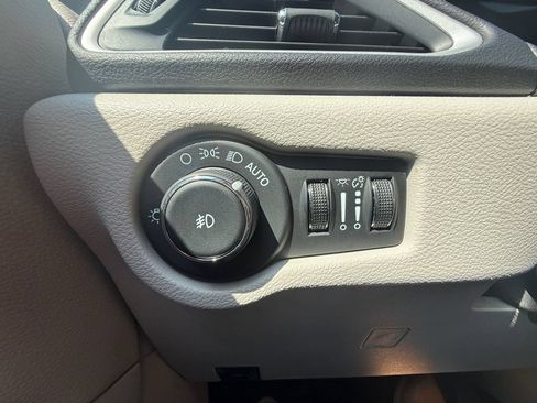 Used 2024 Chrysler Pacifica Touring-L FWD image 19