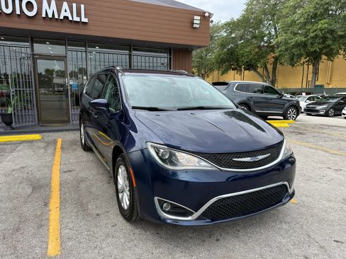 Used 2020 Chrysler Pacifica Touring-L FWD image 3