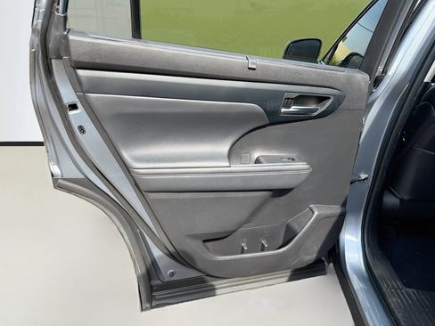 Used 2022 Toyota Highlander XLE FWD image 25