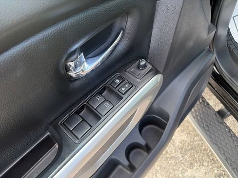 Used 2018 Nissan Titan SV w/ SV Convenience Package AWD/4WD image 12