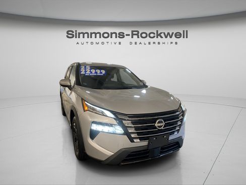 Used 2025 Nissan Rogue SV image 3