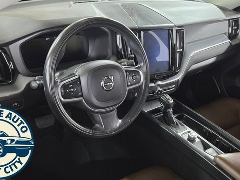 Used 2018 Volvo XC60 T5 Momentum w/ Vision Package AWD/4WD image 11
