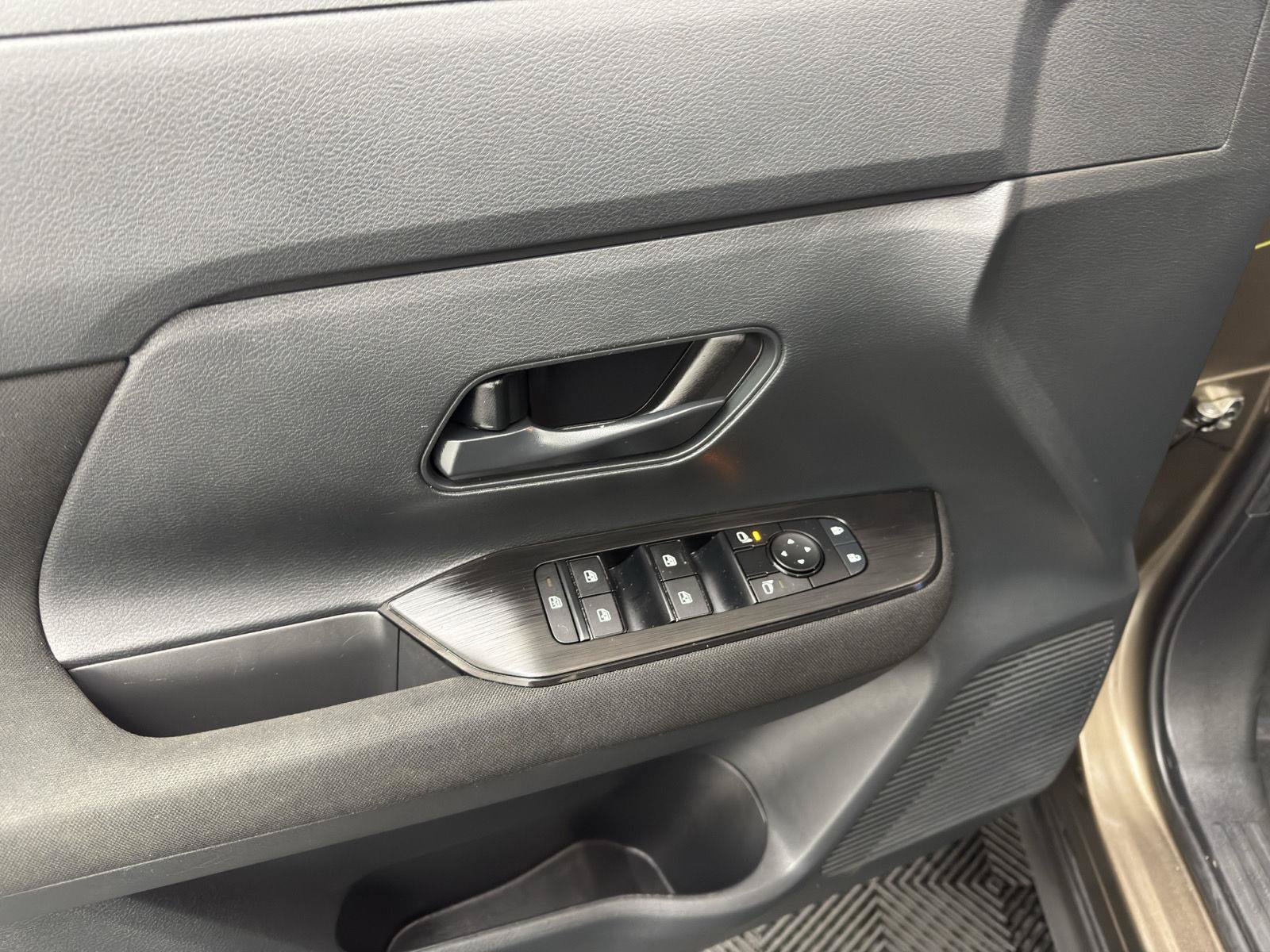 Used 2025 Nissan Kicks S AWD/4WD image 18