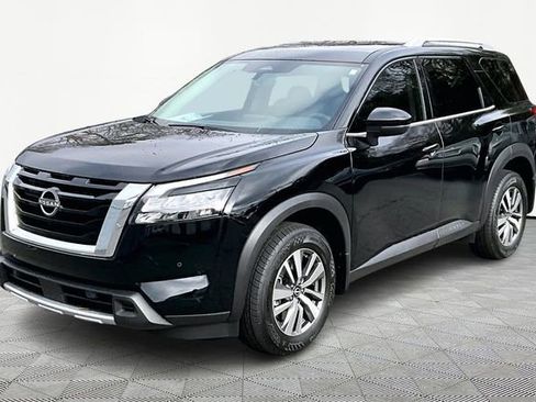 New 2025 Nissan Pathfinder SL image 2