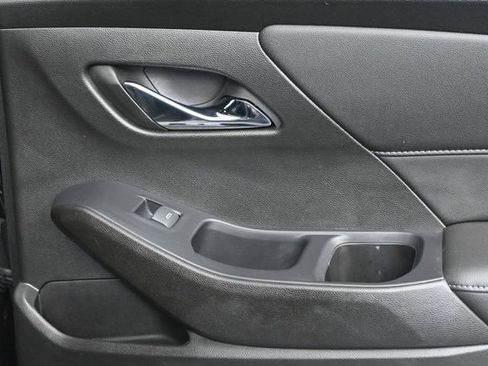 Used 2022 Chevrolet Traverse LT FWD image 27
