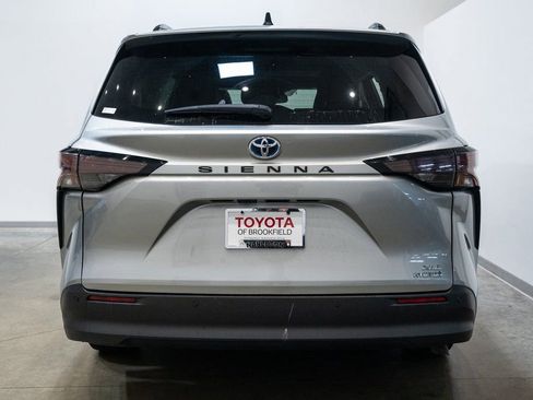 Used 2024 Toyota Sienna XLE image 8