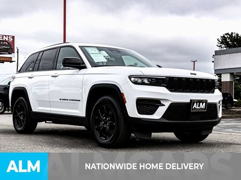 Used 2025 Jeep Grand Cherokee Altitude AWD/4WD image 4