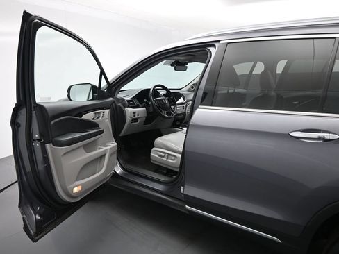 Used 2019 Honda Pilot Touring image 8