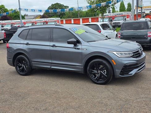 Used 2024 Volkswagen Tiguan SE R-Line FWD image 3