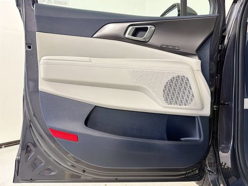 Used 2025 Kia Carnival SX w/ SX Dark Edition Package FWD image 22