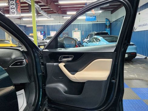 Used 2017 Jaguar F-PACE Premium image 11