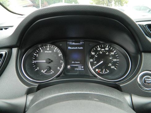 Used 2018 Nissan Rogue Sport SV w/ SV Technology Package image 18