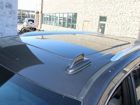 Used 2021 GMC Yukon SLT w/ SLT Premium Package image 4