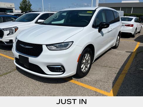 Used 2024 Chrysler Pacifica Touring-L FWD image 2
