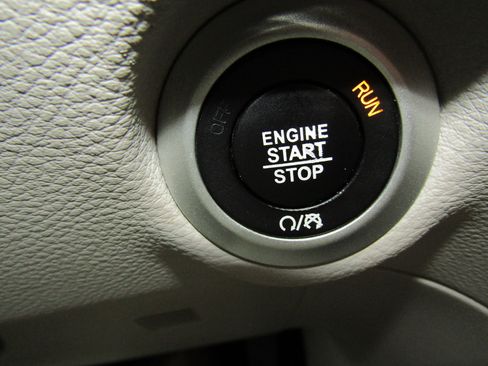 Used 2021 Chrysler Pacifica Limited w/ Uconnect Theater Family Group image 41