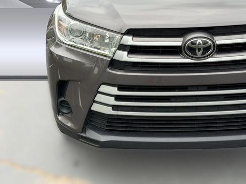 Used 2019 Toyota Highlander LE AWD/4WD image 11
