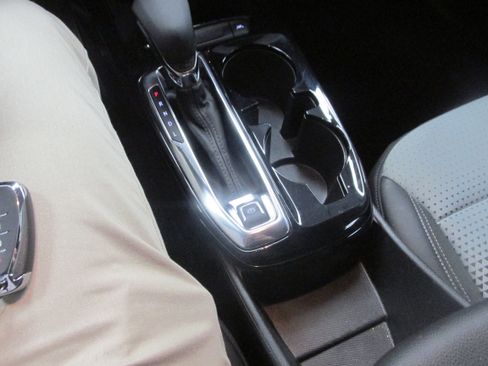 Used 2025 Chevrolet Trax LT w/ LT Convenience Package image 37