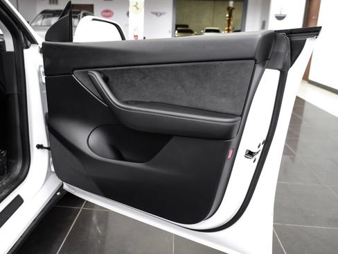 Used 2022 Tesla Model Y Long Range AWD/4WD image 41