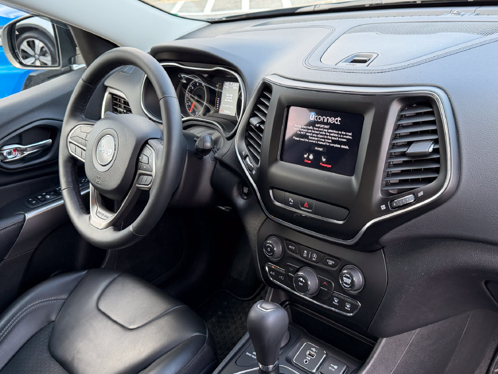 Used 2020 Jeep Cherokee Latitude Plus w/ Cold Weather Group AWD/4WD image 13