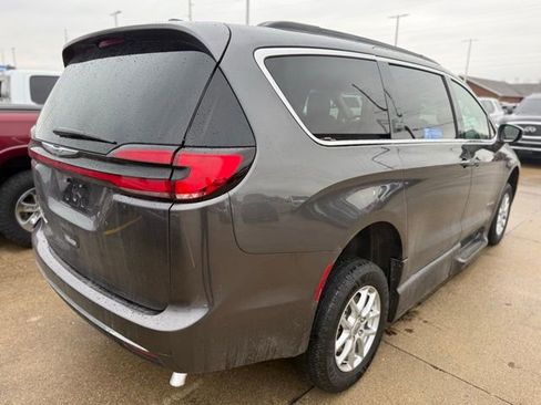 Used 2022 Chrysler Pacifica Touring-L image 4