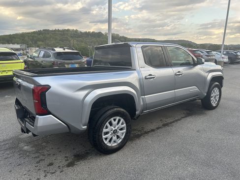 Used 2025 Toyota Tacoma SR5 AWD/4WD image 13