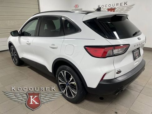 Used 2022 Ford Escape SE w/ SE Sport Appearance Package image 4