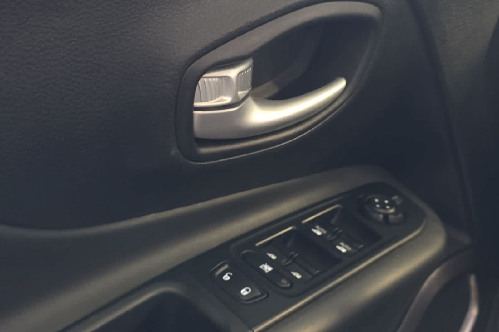 Used 2023 Jeep Renegade Latitude AWD/4WD image 15